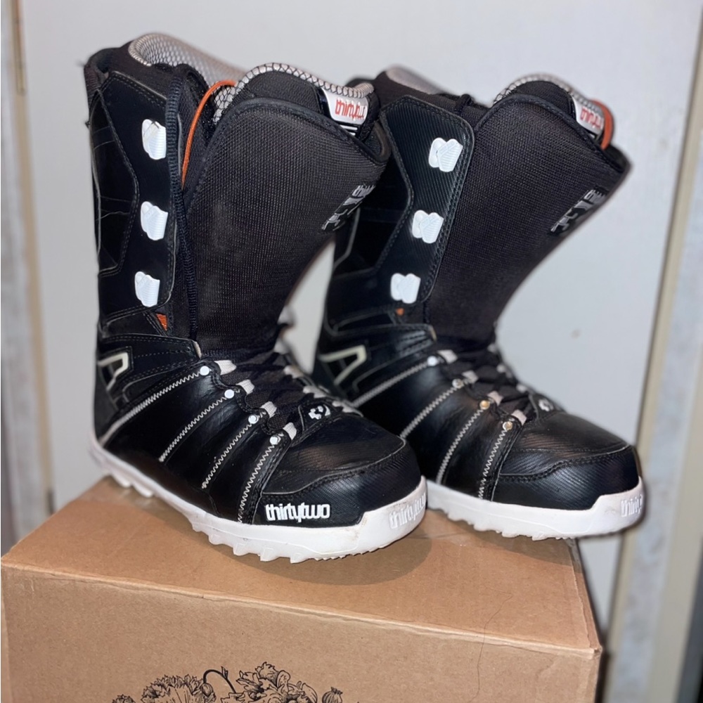 Snowboard boots